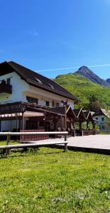 un bâtiment avec une clôture devant lui dans l'établissement Gostišče Hedvika, à Kal-Koritnica