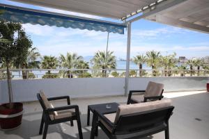 2 Stühle und ein Tisch auf einem Balkon mit Meerblick in der Unterkunft Hotel IMPERIAL in Vlorë