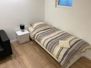 een bed in een hoek van een kamer met een raam bij interaktiv . Appartements in Ratingen in Ratingen