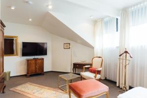 TV a/nebo společenská místnost v ubytování Das Kleine Hotel in ruhiger Stadtlage
