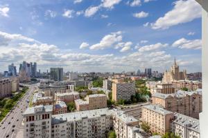 una vista aérea de una ciudad con edificios en ApartLux Novoarbatskaya Superior 2, en Moscú