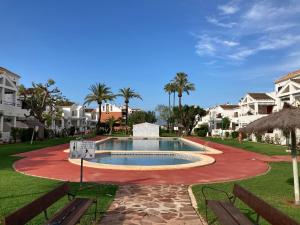 Bazén v ubytovaní Chalet adosado en urbanización con precioso jardín alebo v jeho blízkosti