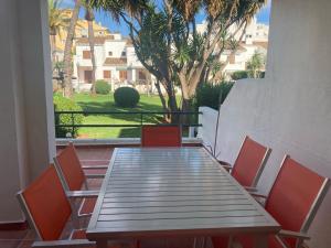 Fotografia z galérie ubytovania Chalet adosado en urbanización con precioso jardín v destinácii Denia