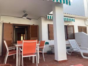 Patio alebo iná vonkajšia časť ubytovania Chalet adosado en urbanización con precioso jardín