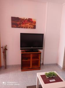 Телевизор и/или развлекательный центр в Ático moderno y tranquilo con todo el confort.