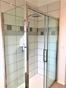 - une porte de douche en verre dans la chambre dans l'établissement Hyper Centre Place Imbach, à Angers