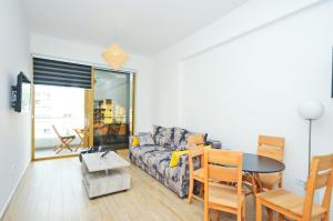 ein Wohnzimmer mit einem Sofa, einem Tisch und Stühlen in der Unterkunft Orange Lux Apartments in Budva