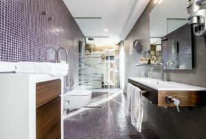 ein Badezimmer mit Toilette, Waschbecken und Dusche in der Unterkunft Hotel Restaurante Masía la Torre in Mora de Rubielos