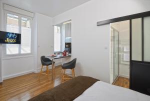 - une chambre avec un lit, une table et des chaises dans l'établissement Hyper Centre Rue Valdemaine, à Angers