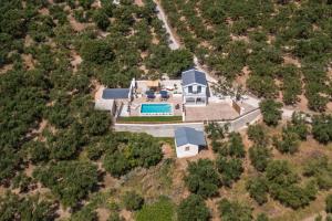 una vista aérea de una casa con piscina en Villa Verde en Kallithea