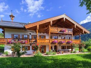 um grande edifício com varandas e flores em Hinterkeilhof em Bischofswiesen