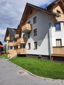 ein Gebäude mit Balkonen an der Seite in der Unterkunft Kryształ A10, Garaż in Karpacz
