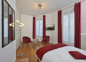 1 dormitorio con cortinas rojas, 1 cama y sillas en Hyper Centre rue de la Roe en Angers
