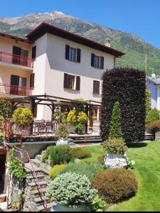 a large building with a garden in front of it at La casa rosa in Sernio