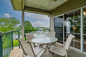 um pátio com uma mesa e cadeiras em uma varanda em Hollowed Branch Hideaway Condo em Branson mais 16 fotografias