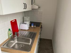een aanrecht met een wastafel en een broodrooster bij interaktiv . Appartements in Ratingen in Ratingen