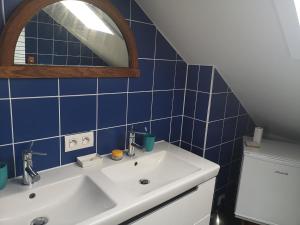 Koupelna v ubytování vieux colombier + 7 fotografií