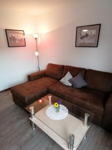 uma sala de estar com um sofá e uma mesa de centro em Landgasthof Fischer em Lichtenfels