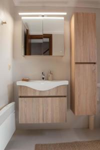 Ένα μπάνιο στο Dandy Villas Nea Roda - Melodic Waves - Private - Pool - Parking - Cellar