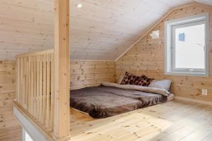 Un pat sau paturi într-o cameră la Tiny mountain cabin with a panoramic view