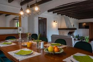 a dining room table with fruit on top of it at Vivenda Santiago in Sesimbra