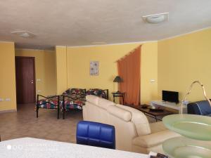 - un salon avec un canapé et un lit dans l'établissement Alexandra, à Capoterra