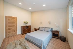 מיטה או מיטות בחדר ב-Homely Krevės apartment by Polo Apartments