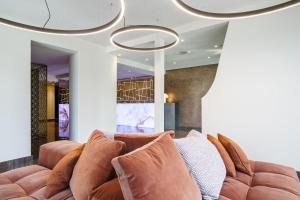 Hotel Du Nord في إنترلاكن: كنب جالس تحت ثريا في غرفة