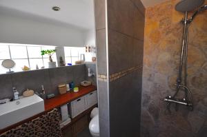 Koupelna v ubytování Dachterrassenzimmer in romantischem Landhaus mit Pool