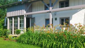 uma casa com um ramo de flores à frente dela em Ferienhaus Schmidt em Bernau am Chiemsee