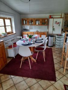 kuchnia ze stołem i krzesłami w kuchni w obiekcie Ferienhaus Schmidt w mieście Bernau am Chiemsee