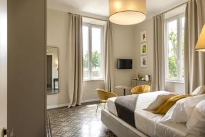 A television and/or entertainment centre at Villa La Tuia B&B