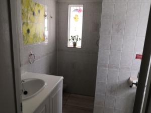 A bathroom at Seashells Guest House 