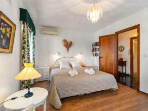 ein Schlafzimmer mit einem Bett, einem Tisch und einer Lampe in der Unterkunft Holiday Home Salto del monte by Interhome in Santa Fe de los Boliches