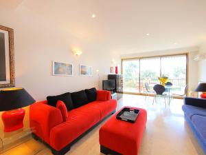 - un salon avec un canapé rouge et une table dans l'établissement Apartment Résidence de Luynes by Interhome, à Cannes