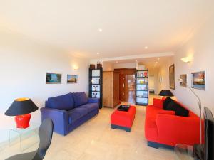 - un salon avec deux meubles bleus et rouges dans l'établissement Apartment Résidence de Luynes by Interhome, à Cannes
