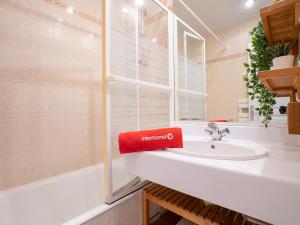 łazienka z czerwonym ręcznikiem na zlewie w obiekcie Apartment Jean Jaurès-1 by Interhome w mieście Ciboure