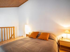シブールにあるApartment Jean Jaurès-1 by Interhomeのベッドルーム1室(オレンジ色の枕2つ、ベッド1台付)