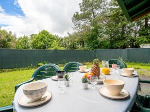 una mesa con un mantel blanco con fruta. en Holiday Home Arditea by Interhome, en Ibarron