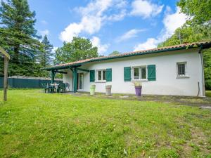 uma casa branca com janelas verdes e um quintal em Holiday Home Arditea by Interhome em Ibarron