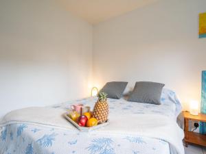 uma bandeja de fruta sentada em cima de uma cama em Holiday Home Arditea by Interhome em Ibarron