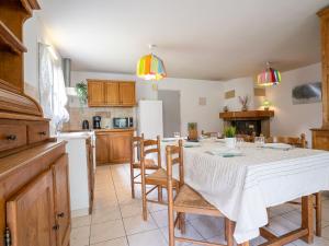 uma cozinha com uma mesa e cadeiras numa cozinha em Holiday Home Arditea by Interhome em Ibarron