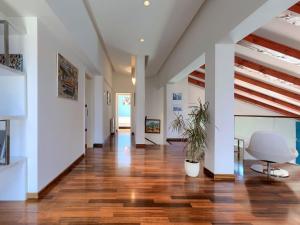 TV a/nebo společenská místnost v ubytování Holiday Home Lana by Interhome