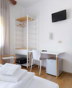 een slaapkamer met een bureau en een bed en een bureau bij Hotel Regina in Caorle