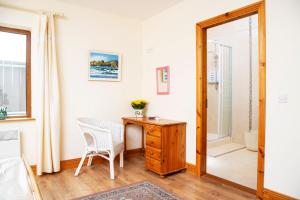 TV a/nebo společenská místnost v ubytování Charming 1-Bed Apartment in Ardfert Tralee