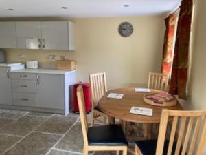 Imagen de la galería de Cosy 2-Bed Cottage with Garden near Carlisle, en Longtown