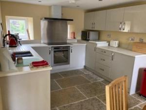 Una cocina o kitchenette en Cosy 2-Bed Cottage with Garden near Carlisle