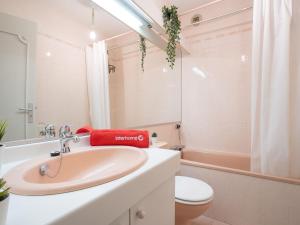 y baño con lavabo y aseo. en Apartment Parc de Maldagora-2 by Interhome, en San Juan de Luz