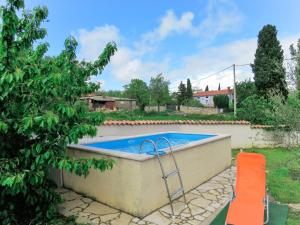 Bazén v ubytování Holiday Home Latin by Interhome nebo v jeho okolí