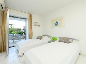 Habitación con 2 camas y balcón. en Apartment Cannes Bay-2 by Interhome en Cannes